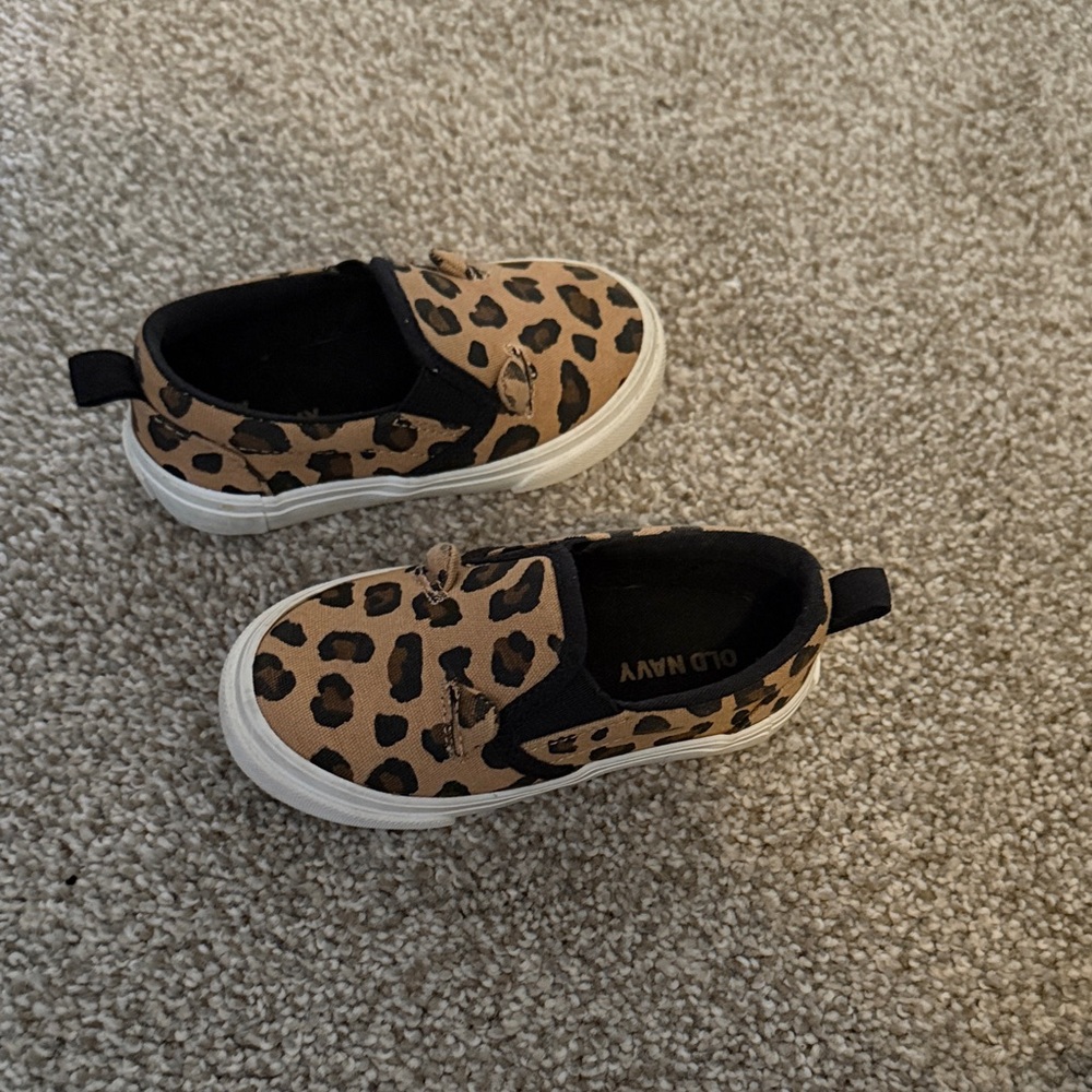 Kids Size 5 shoes. Disney, cat & jack, old navy - Picture 7 of 7